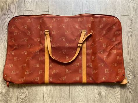 cintre louis vuitton|louis vuitton lv.